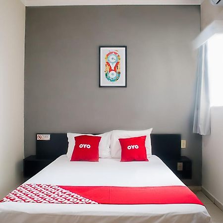 Oyo Cerrado Hotel, Campo Grande Campo Grande  Ngoại thất bức ảnh A bedroom at an OYO hotel in Jakarta, Indonesia