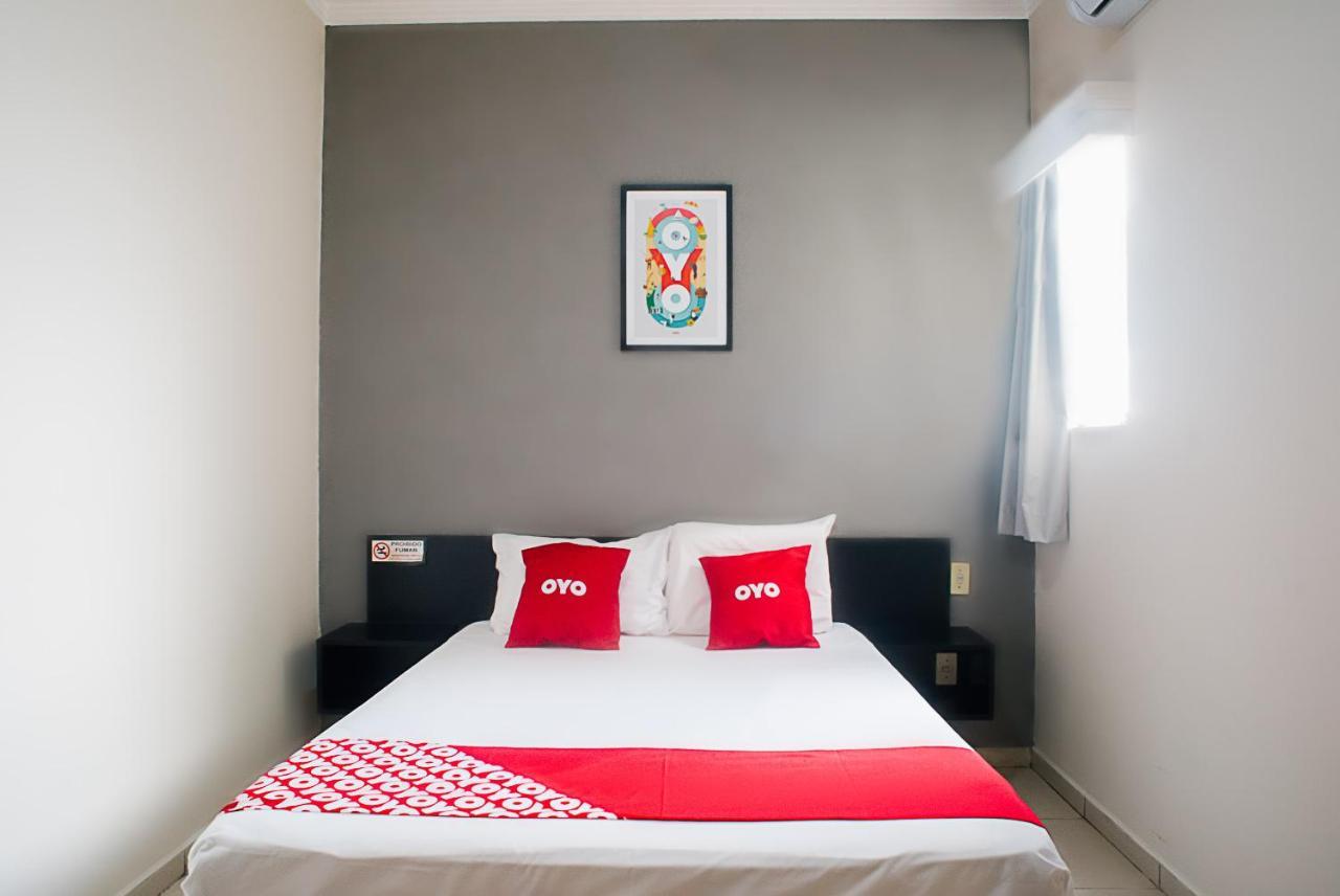 Oyo Cerrado Hotel, Campo Grande Campo Grande  Ngoại thất bức ảnh A bedroom at an OYO hotel in Jakarta, Indonesia